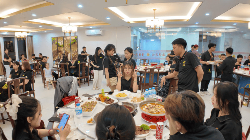 Khai trương Showroom FLYCDI tại Hà Đông| Không gian hiện đại dịch vụ chuyên nghiệp 3 ban-giam-doc-to-chuc-bua-tiec-nho-cho-cbnv-ngay-chuyen-showroom-flycdi-tai-ha-dong