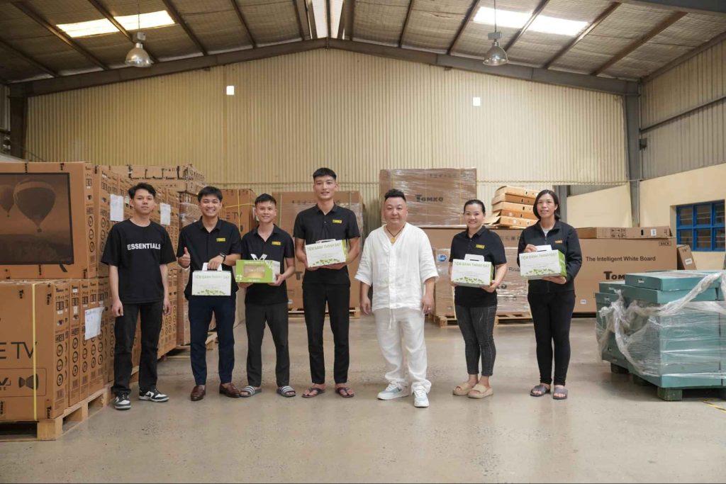 FLYCDI & TOMKO tặng quà ngày Quốc Tế Thiếu Nhi 1/6 cho con em cán bộ nhân viên 4 ban-lanh-dao-tomko-flycdi-trao-qua-cho-cbnv-tai-kho