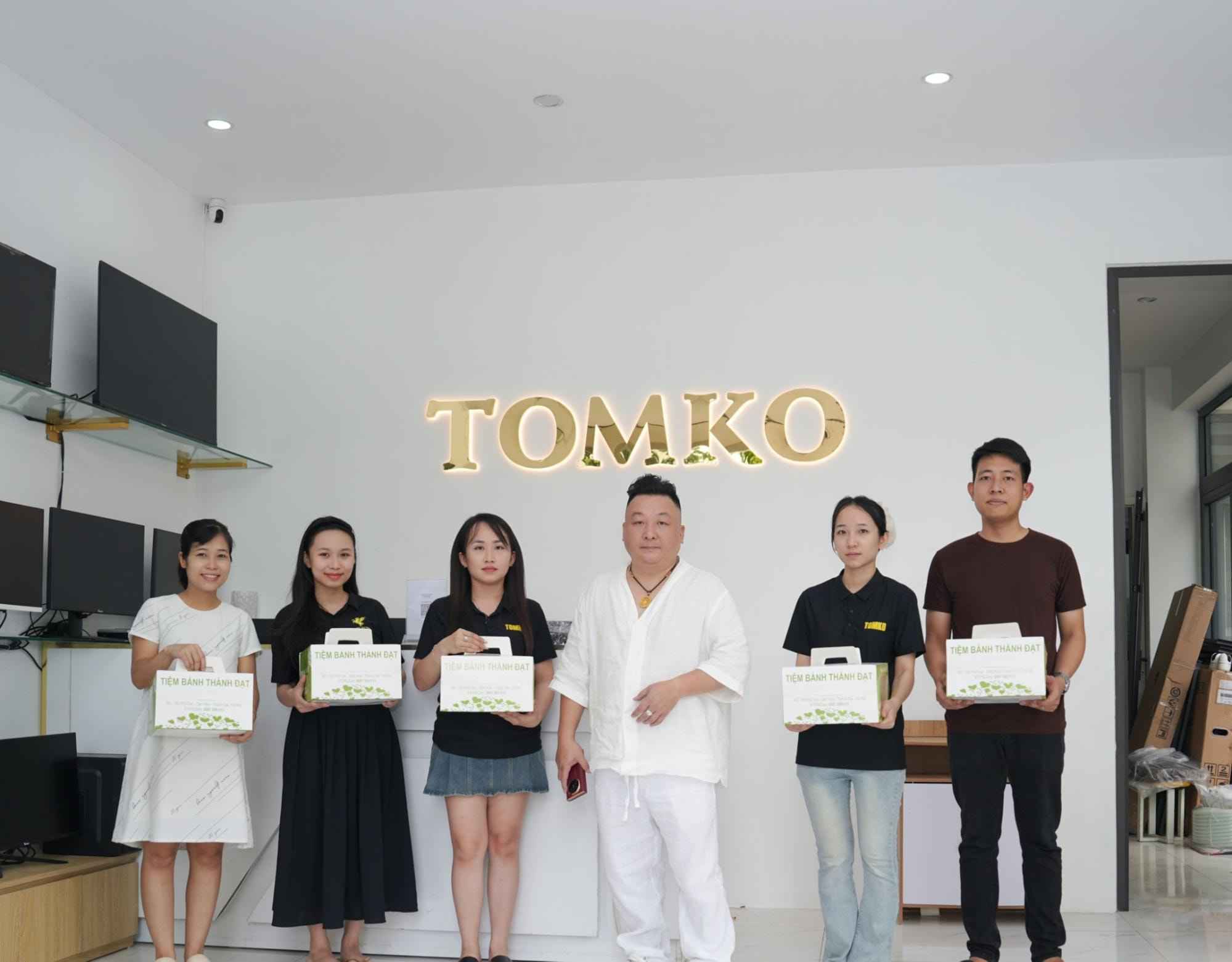 flycdi va tomko tang qua ngay quoc te thieu nhi