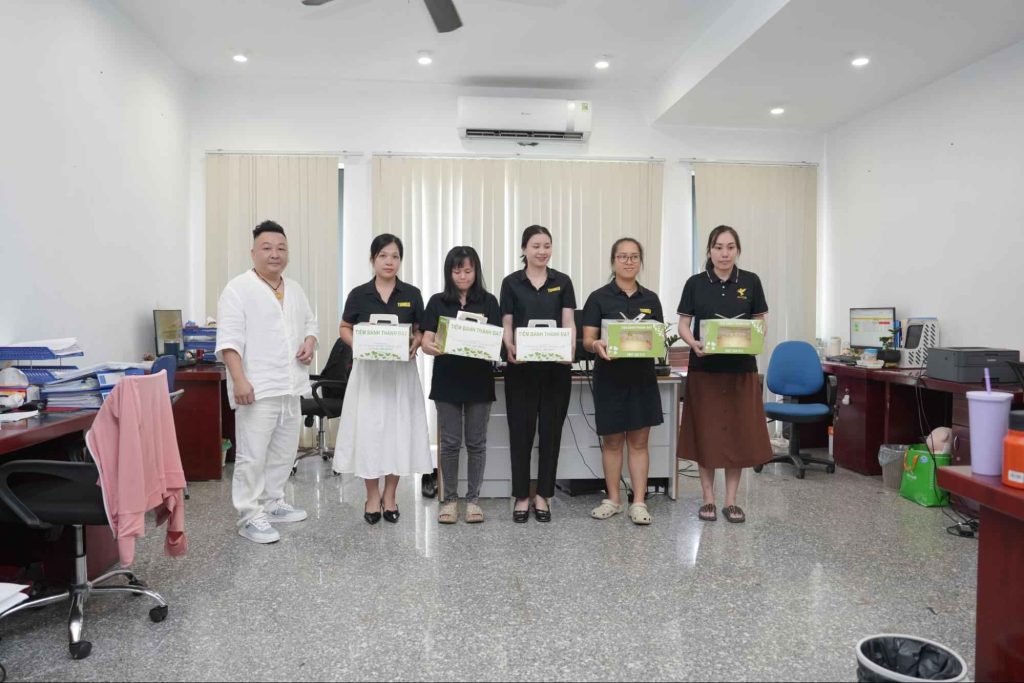 FLYCDI & TOMKO tặng quà ngày Quốc Tế Thiếu Nhi 1/6 cho con em cán bộ nhân viên 3 ban-lanh-dao-tomko-flycdi-trao-qua-cho-cbnv-tai-kho