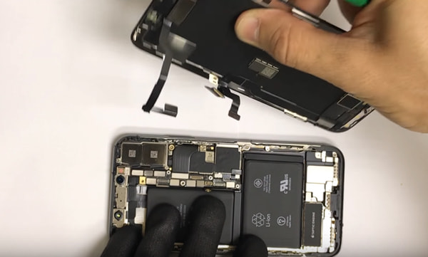 Đứt cáp màn hình điện thoại iPhone: Có cần thay luôn màn không? Báo giá mới nhất 2 dut-cap-man-hinh-dien-thoai-iphone-gia-thay-bao-nhieu